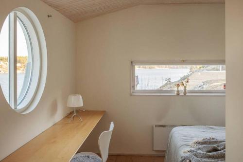 1 dormitorio con cama y ventana en Spectacular lake plot, Stockholm archipelago en Dalarö