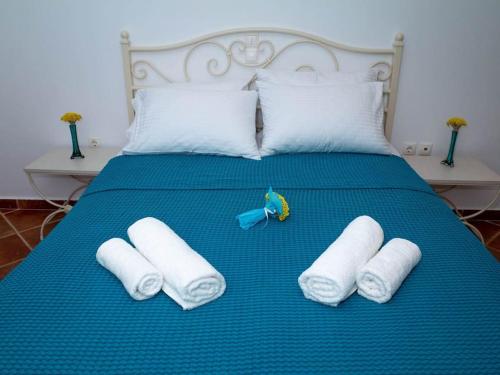 ein Bett mit drei gerollten Handtüchern und einem Spielzeug darauf in der Unterkunft Meli Apartments near sea side in Kýthira