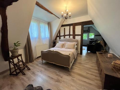 1 dormitorio con 1 cama y escalera en Un week-end à la campagne, en Pont-Audemer