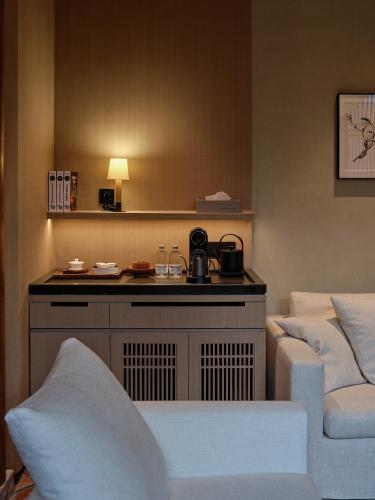 a room with a couch and a table in a room at Jiangnan House Chaozhou in Chaozhou