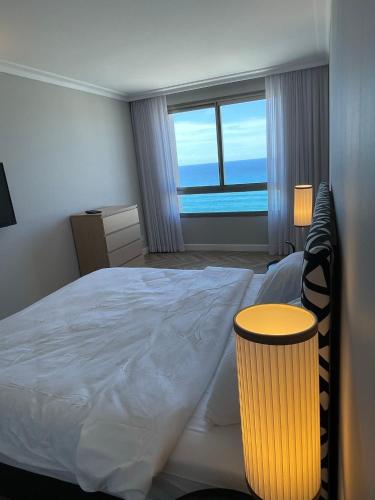 Una cama o camas en una habitación de Almog Tower
