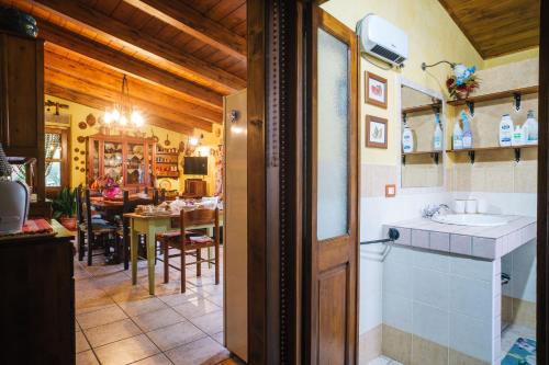 una cucina con lavandino e una sala da pranzo di B&B San Michele a Berchidda