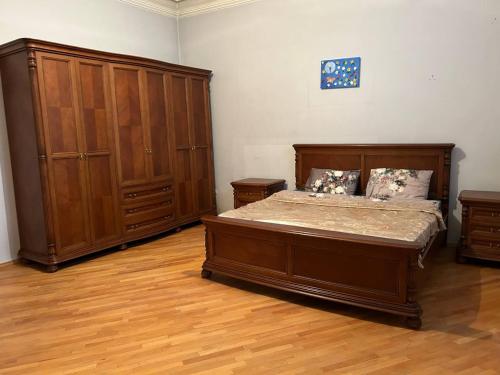 een slaapkamer met een bed en een aantal houten kasten bij Old Houme in Old Tbilisi in Tbilisi City