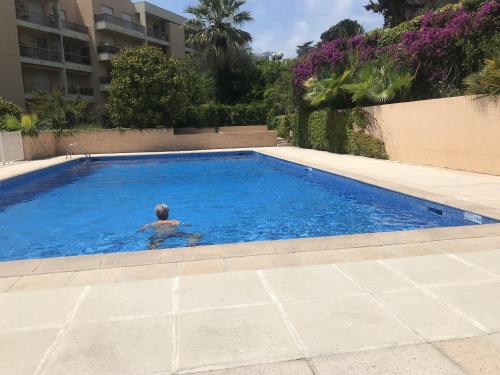 un homme nageant dans une piscine dans l'établissement Happyfew Sainte Anne, à Nice