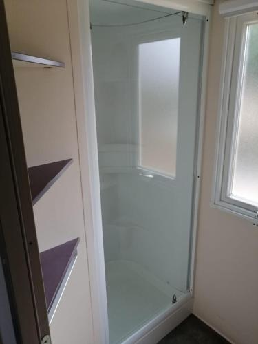 un dressing en verre avec une fenêtre dans l'établissement Mobil home climatisé 5 pers 11210 port la nouvelle, à Port-la-Nouvelle