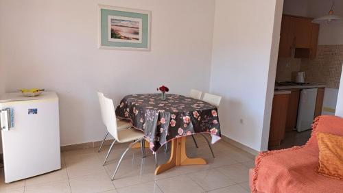 uma cozinha com uma mesa com uma toalha de mesa em Apartment B&S em Kožino