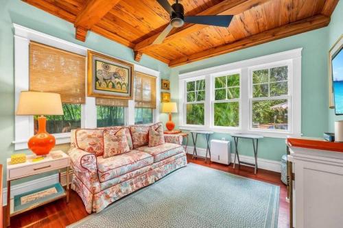 Χώρος καθιστικού στο Welcome to Casa Kanuga, The Secret Gem of WPB!