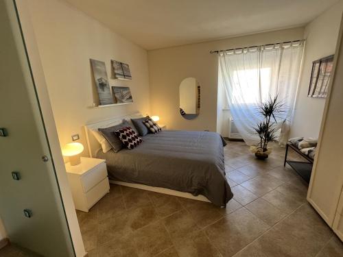 um quarto com uma cama grande e uma janela em La Suite di Chiara em Livorno