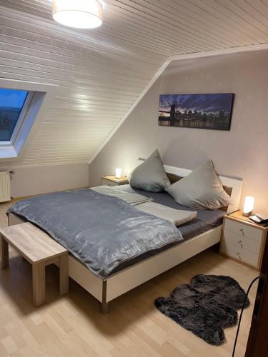 מיטה או מיטות בחדר ב-Ferienwohnung Moselherz
