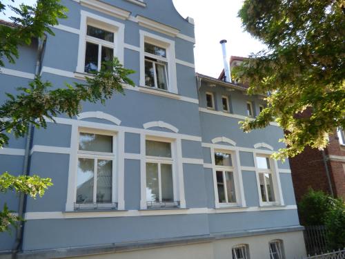 um edifício azul com janelas do lado em Morizan em Röbel
