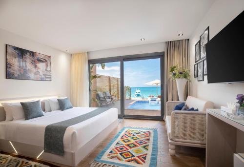 Postel nebo postele na pokoji v ubytování XU Sidi Abdel Rahman Resort & Spa