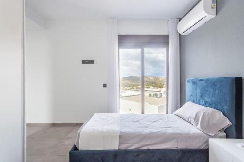 um quarto com uma cama e uma grande janela em Superbe villa vue mer pour des vacances de rêve em Finestrat