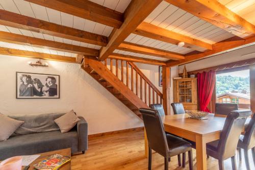 - un salon avec une table en bois et une salle à manger dans l'établissement La Flèche de Megève - Station de ski accessible à pied, à Megève