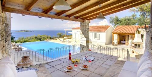 una imagen de una villa con piscina en Villa Flora, en Oziás