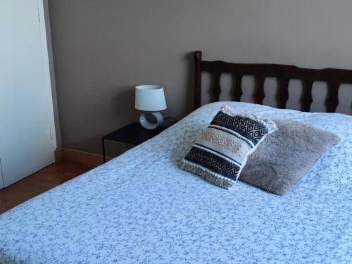 un lit avec deux oreillers dessus dans l'établissement Le relais de La Poste 1, à Colombey-les-Deux-Églises