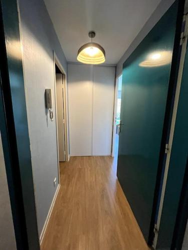 un couloir d'un immeuble de bureaux avec un couloir dans l'établissement Appartement Hyper Centre, à Concarneau