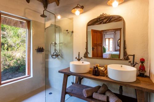 ein Badezimmer mit 2 Waschbecken und einem Spiegel in der Unterkunft Lalibela Game Reserve Mark's Camp in Paterson