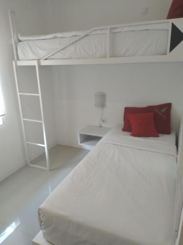 Cama o camas de una habitación en Poppies Senggigi Hostel