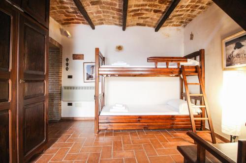 een kamer met een stapelbed en een ladder bij Santo'S House BnB in Santo Stefano di Sessanio