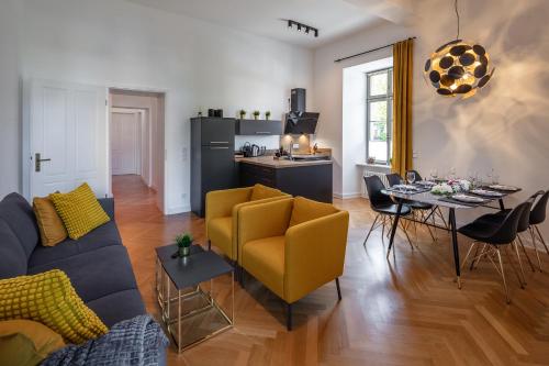 Χώρος καθιστικού στο Acapella Suite Allegro 76qm I Altstadt l Weinberg