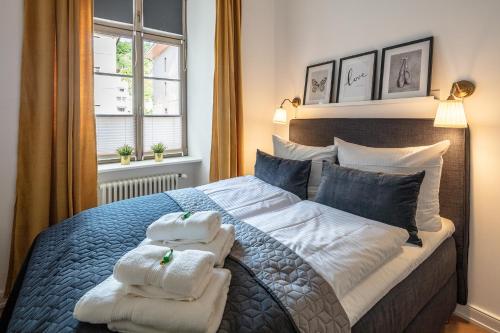 a bedroom with a bed with towels on it at Acapella Suite Allegro 76qm I Altstadt l Weinberg in Heppenheim an der Bergstrasse