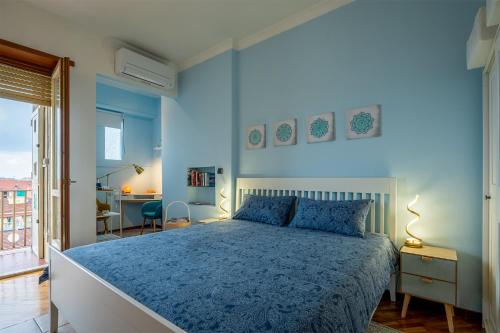 Dormitorio azul con cama y escritorio en Un Buon Inizio, en Turín