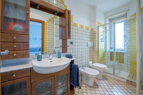 un baño con lavabo e inodoro en Un Buon Inizio Bed and Breakfast, en Turín