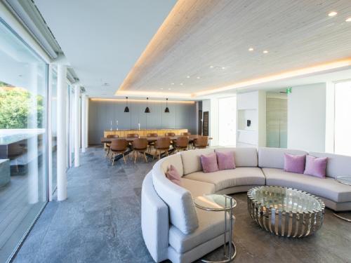 ein Wohnzimmer mit Sofa und Tisch in der Unterkunft CORAL SUITE VILLA awaji in Awaji