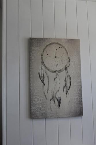 Una imagen de un atrapasueños colgado en una pared. en L'Opale 3, studio 2 pers, en Berck-sur-Mer
