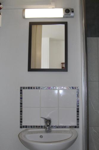un baño con lavabo y espejo en L'Opale 3, studio 2 pers, en Berck-sur-Mer