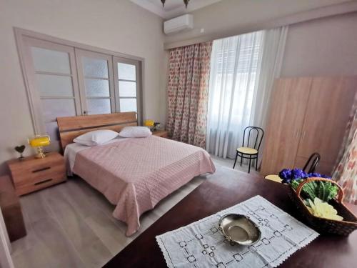 The Traditional Athenian house for 6, near metro