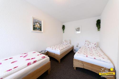 เตียงในห้องที่ Ferienwohnung -Happy- Familie Friedrich