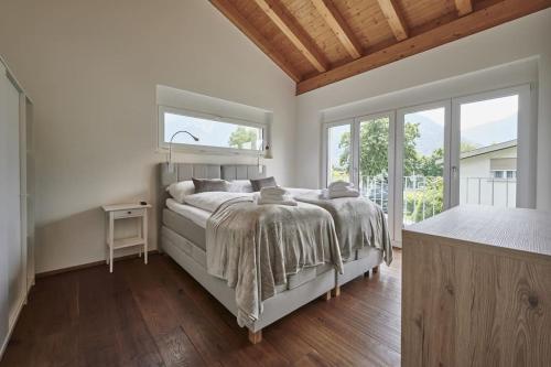 Кровать или кровати в номере Terrace Vista Interlaken