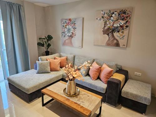 sala de estar con sofá y mesa en AGORA luxury APARTMENT 3 en Loutráki