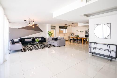 Zona de estar de YalaRent Mountainside Duplexes with Private Pool