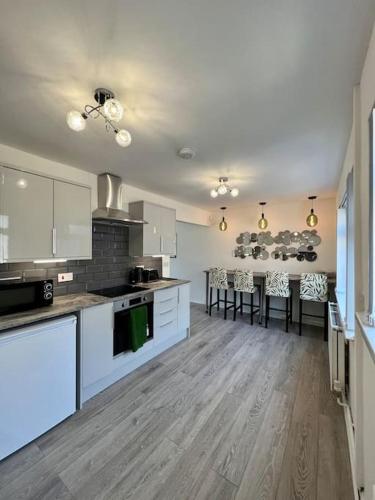 Η κουζίνα ή μικρή κουζίνα στο Welsh Getaway Home No 2 - 10 mins to Bike Park Wales