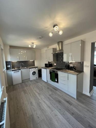 Η κουζίνα ή μικρή κουζίνα στο Welsh Getaway Home No 2 - 10 mins to Bike Park Wales