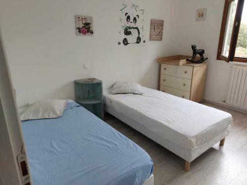 Posteľ alebo postele v izbe v ubytovaní Maison des Pins