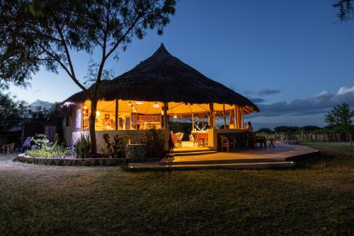 Сад в Lake Natron Maasai giraffe eco Lodge and camping