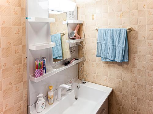 ein Bad mit einem Waschbecken und einem Spiegel in der Unterkunft LOL - Vacation STAY 34627v in Hakodate