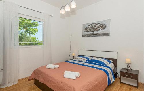 um quarto com uma cama com duas toalhas em 5 Bedroom Lovely Home In Cista Velika em Velika Čista