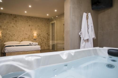 uma casa de banho com banheira e um quarto em suite 18 luxury apartments em Bari