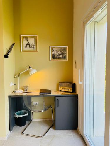 a desk with a lamp in a room at Ritorno alla Natura in Recanati