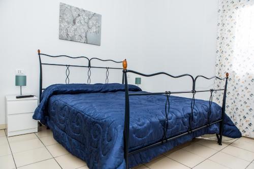 um quarto com uma cama com um edredão azul em Casa Veda elegant Rooms em Fiumefreddo di Sicilia