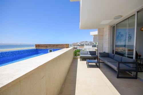 Un balcón o terraza de YalaRent Mountainside Duplexes with Private Pool
