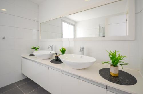 Un baño de YalaRent Mountainside Duplexes with Private Pool