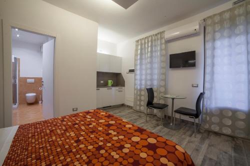 a hotel room with a bed and a kitchen at APPARTAMENTI MUSEO 3 in Verona
