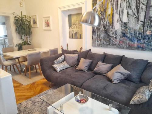 uma sala de estar com um sofá e uma mesa em Apartment Zrinjevac em Zagreb