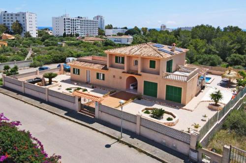 una casa sul ciglio di una strada di Villa Domingos by Slow Villas a Calas de Mallorca