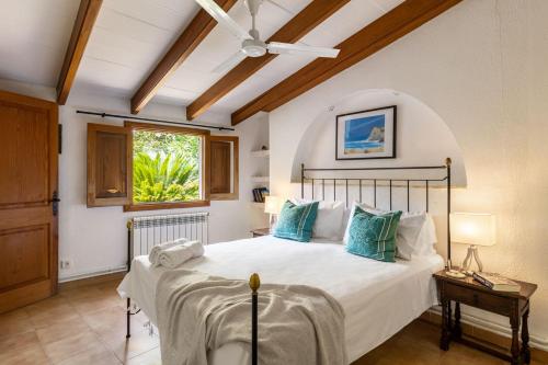 Postel nebo postele na pokoji v ubytování Villa Torres Pollensa - BY EMERALD STAY